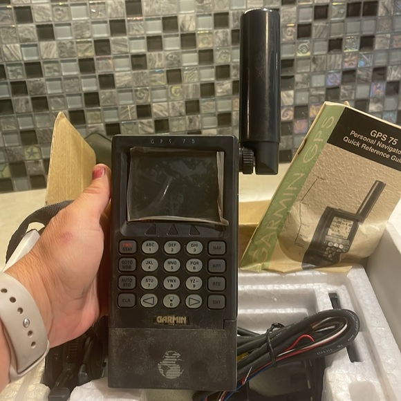 Garmin 75 Personal Navigation System - wires, car mount , manual, battery, case - Picture 2 of 5